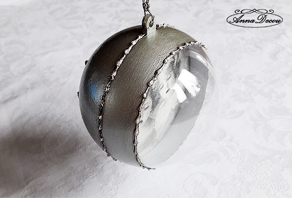 Silver Christmas bauble with relief / Silber Christbaumkugeln mit
relief.